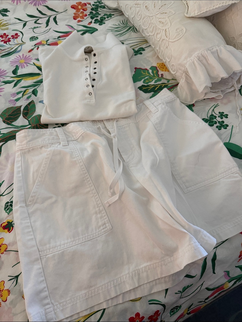 RUFF HEWN White Sleeveless Mock Neck Top and Drawstring Shorts Set